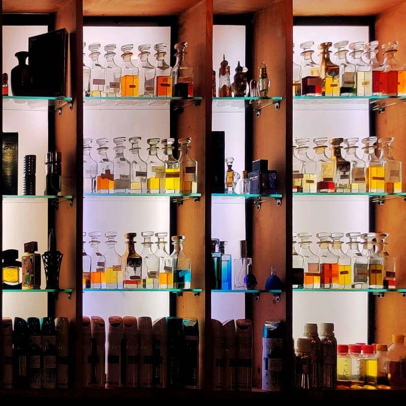Nuty zapachowe – czym jest piramida zapachowa perfum?