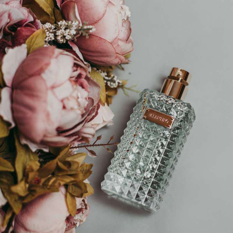 Czym różni się woda toaletowa od perfum?